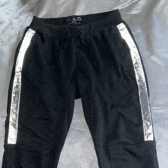 Broken Threads Medium - Picture 7 of 7